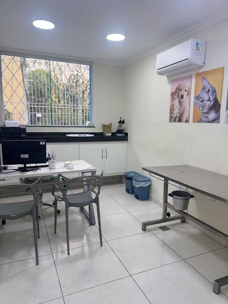 Consultório do veterinário 24h da Cavet na Tijuca, com equipamento de atendimento